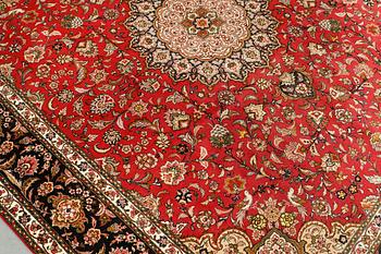 Matta, Figural Täbriz, Part Silk, sk 50 Radj, ca 307 x 248 cm.