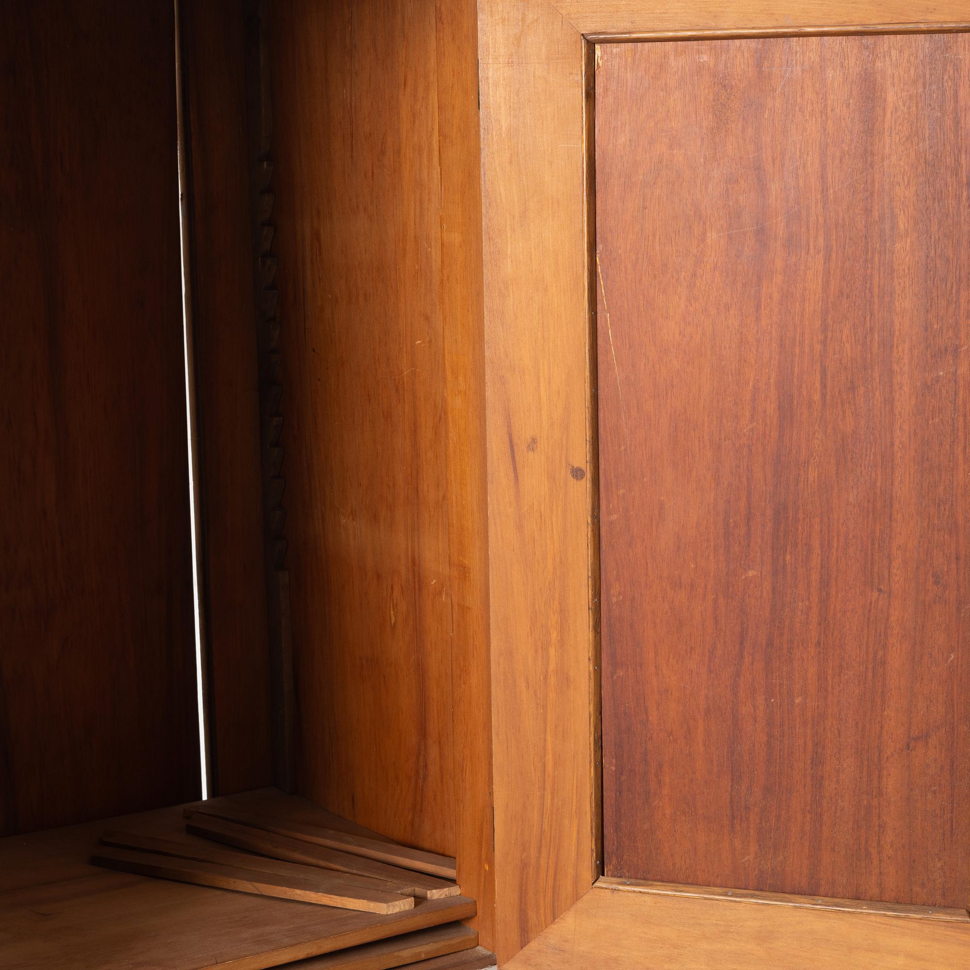 Skåp, gustaviansk stil, 1900-tal.