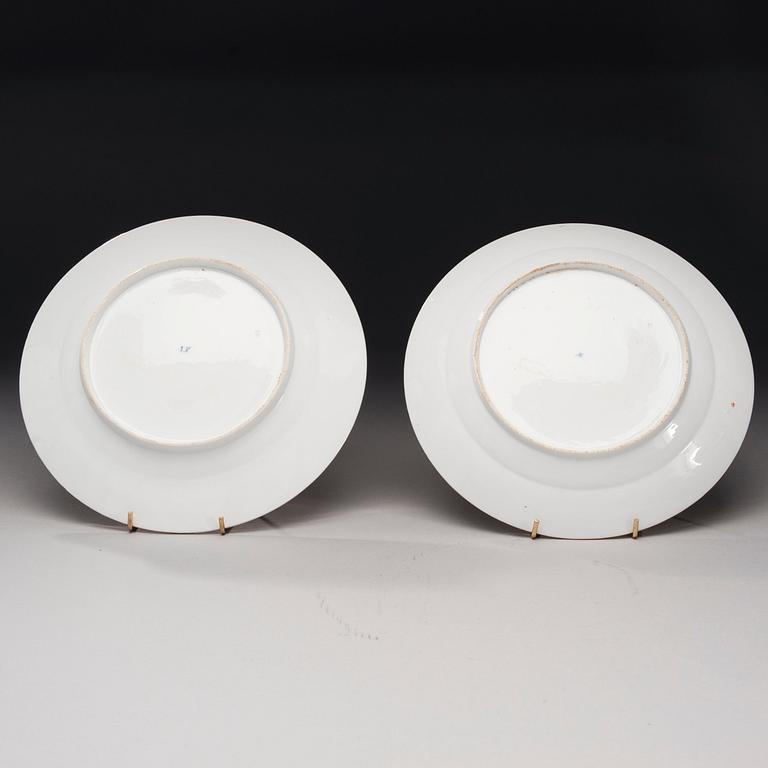 A PAIR OF RUSSIAN PLATES. ПАРА РУССКИХ ТАРЕЛОК.
