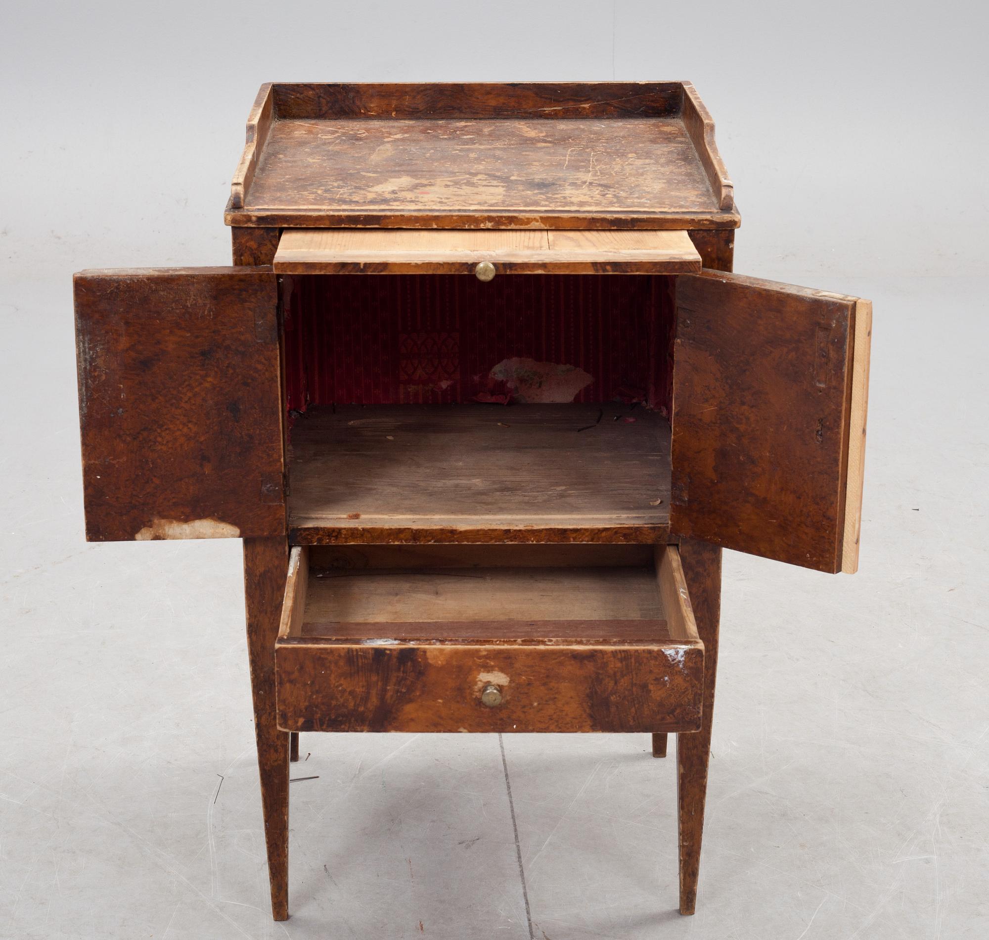 POTTSKÅP, sengustavianskt, omkring 1800.