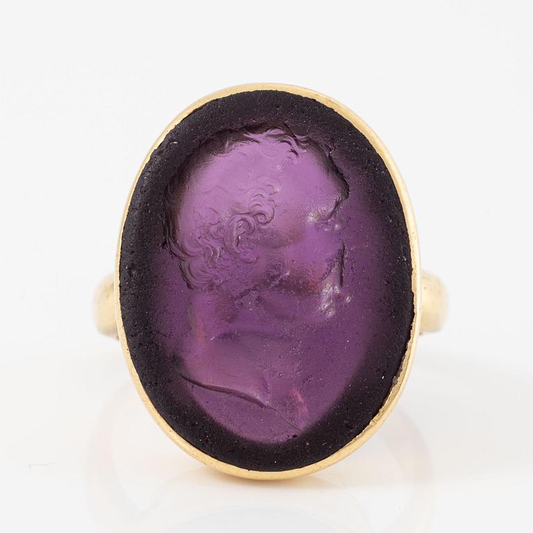 Ring, 18K gold with intaglio with purple glass.