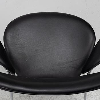 Arne Jacobsen, Armchairs a pair, "The Seagull/Lily" Fritz Hansen, 1970 and 1973.