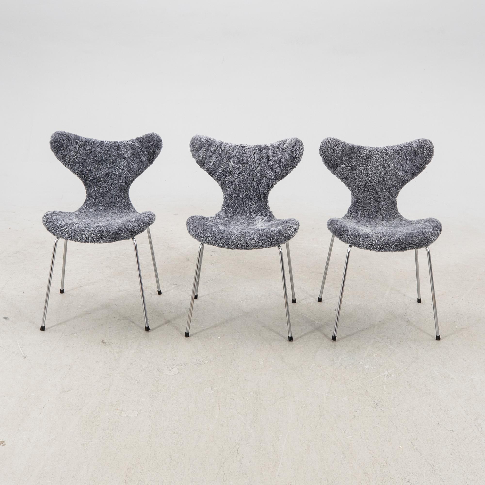 Arne Jacobsen, a set of six "Måsen/Liljan" sheepskin chairs from Fritz Hansen Denmark.