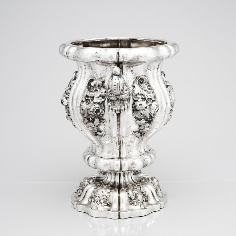 Champagnekylare, silver, Wien 1844. Mästarstämpel FT. Nyrokoko.