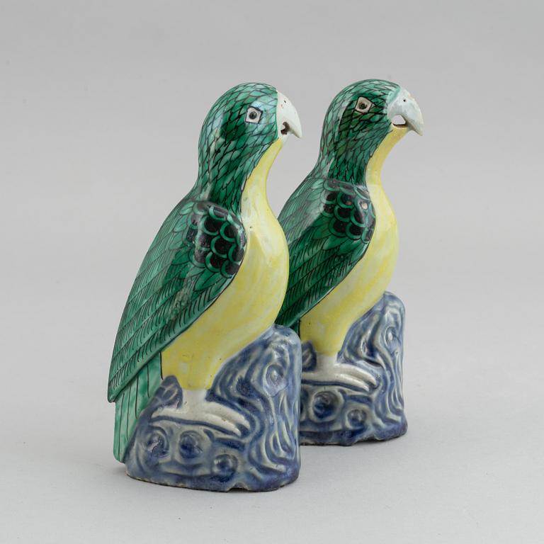 A pair of chinese famille verte porcelain parrots, late Qing dynasty, 19th century.