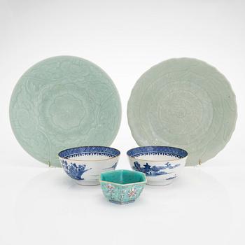 Plates, 2 pcs, bowls, 2 pcs, and a hexagonal bowl in Famille Rose, China, 19th- and 20th century.