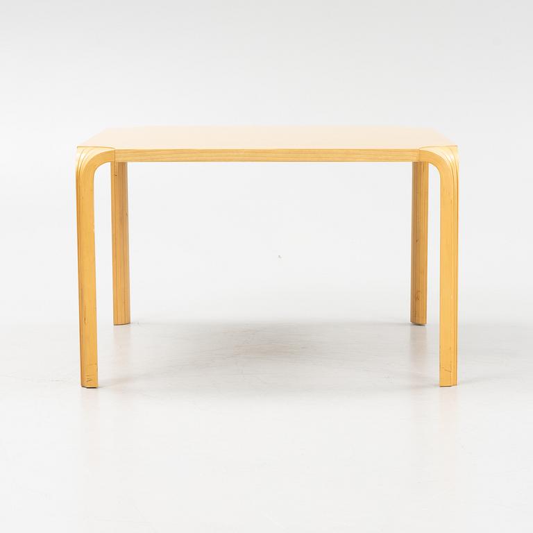 Alvar Aalto, soffbord, Artek, Finland, modellen formgiven 1954.