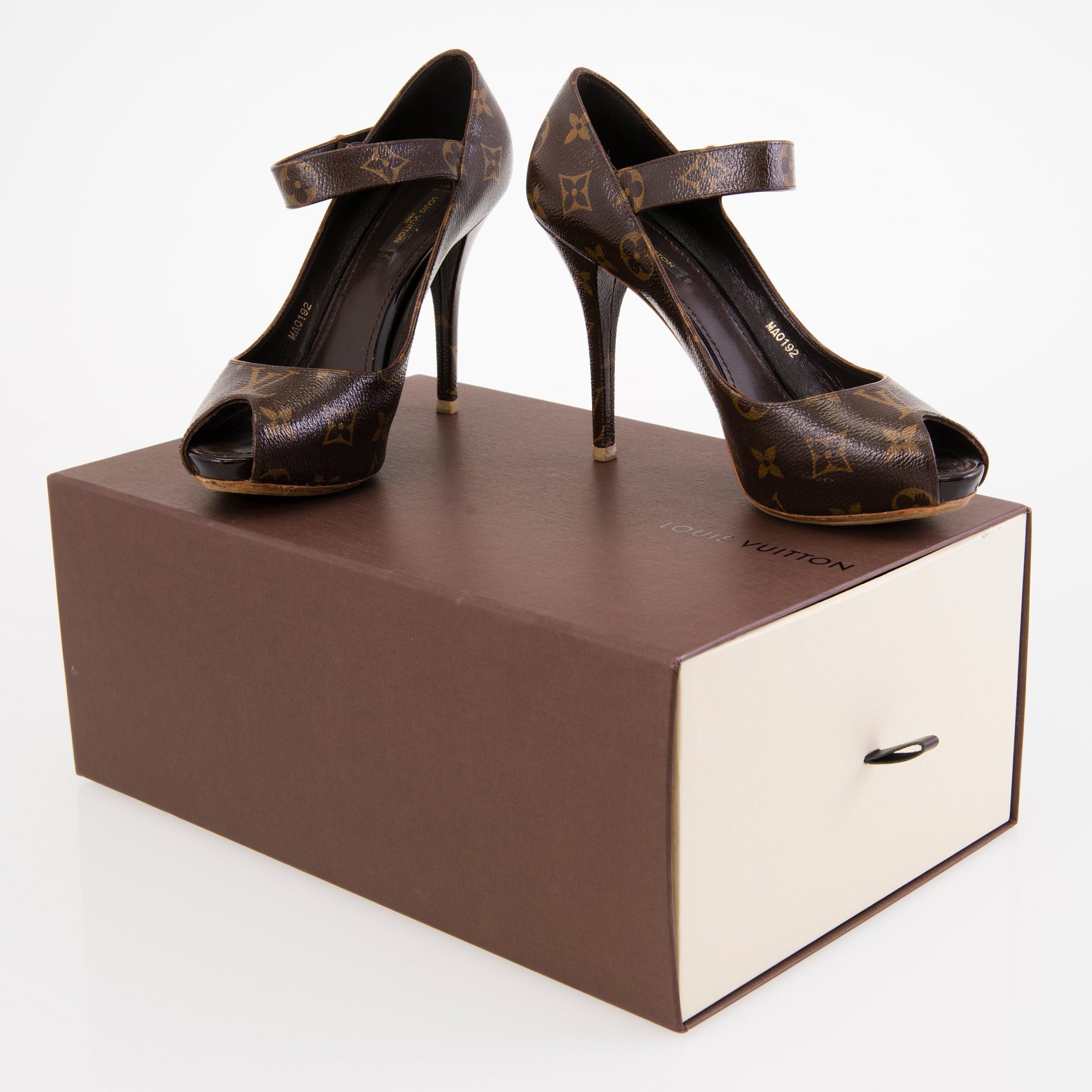 LOUIS VUITTON Monogram Ritual Mary Jane Pumps in size 38.5. Bukowskis