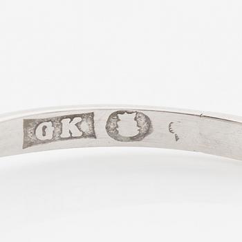 Ring with a brilliant-cut diamond.