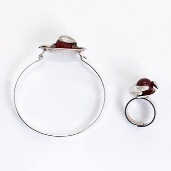 Elis Kauppi, armring och ring, sterlingsilver och kalcedon, Kupittaan Kulta, Åbo.