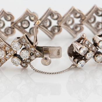 An 18K white gold bracelet set with round brilliant-cut diamonds.