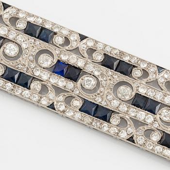Armband platina med gammalslipade diamanter och trappslipade safirer.