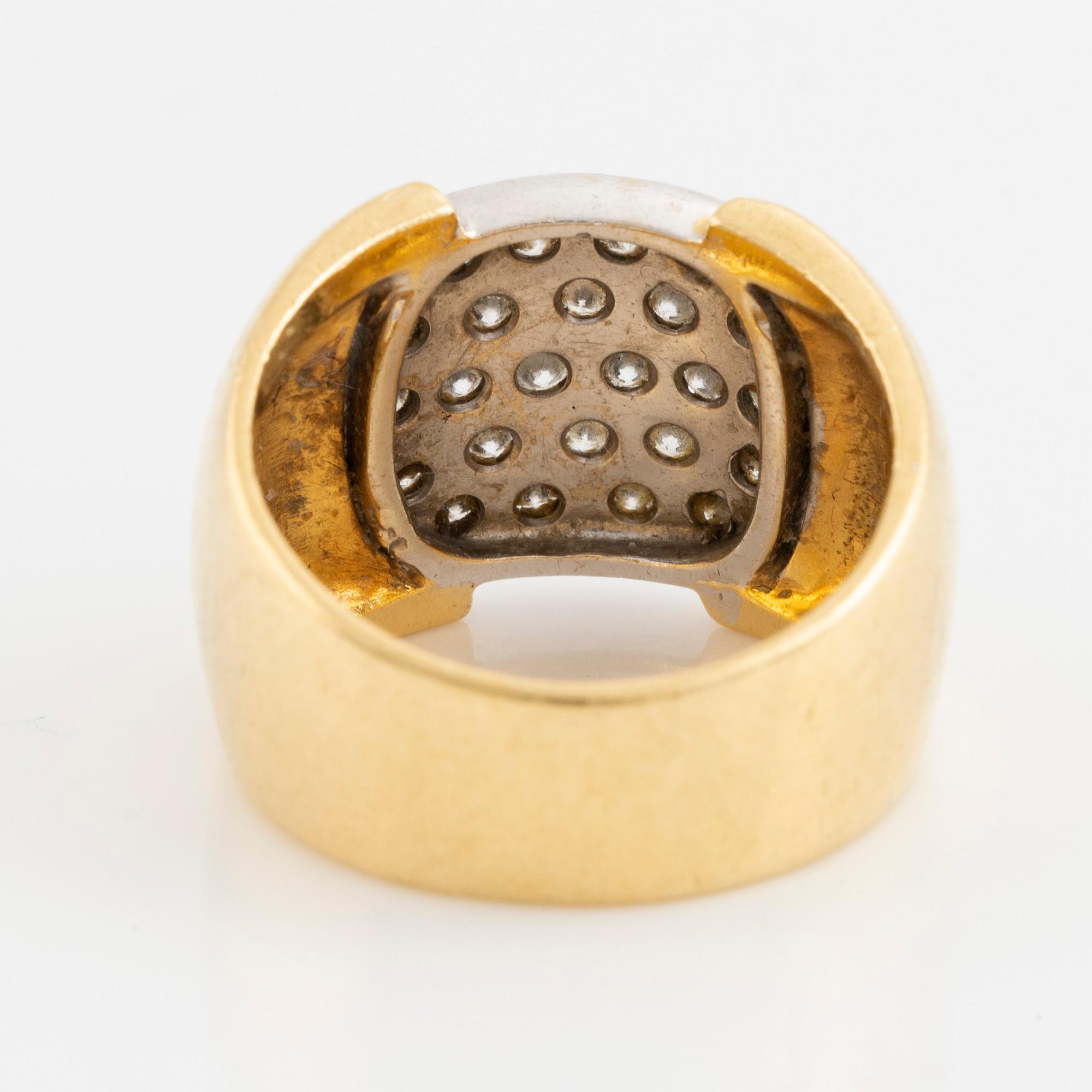 Ring, guld med briljantslipade diamanter.