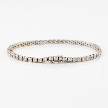 Tennis bracelet 18K white gold with round brilliant-cut diamonds.