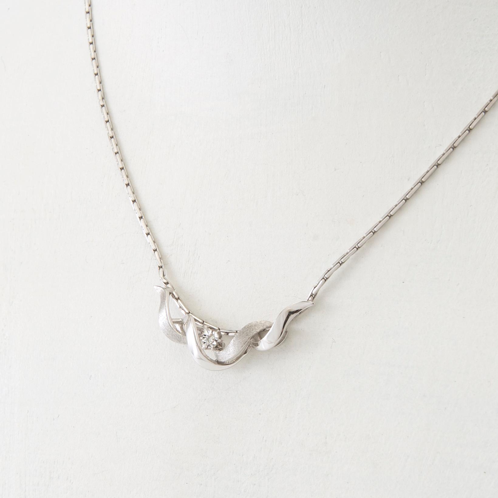 Necklace 18K white gold with a round single-cut diamond.