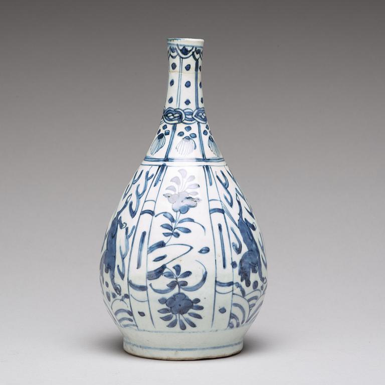 A blue and white kraak bottle vase, Ming dynasty, Wanli (1572-1620).