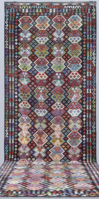 A Kilim runner, approx. 591 x 207 cm.