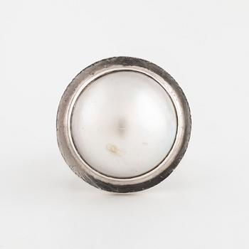 CECILIA JOHANSSON, Göteborg, 1985, a mabe pearl ring.