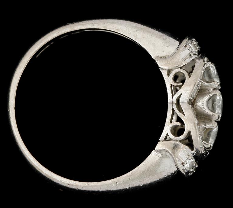 RING, 18k vitguld med briljantslipade diamanter tot ca 0.45ct. Lawepe, Stockholm, 1957. Vikt 5,6g.