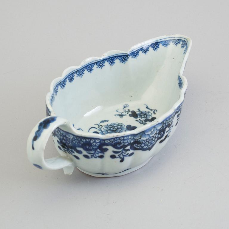 A blue and white export porcelain saucer, Qing dynasty, Qianlong (1736-95).