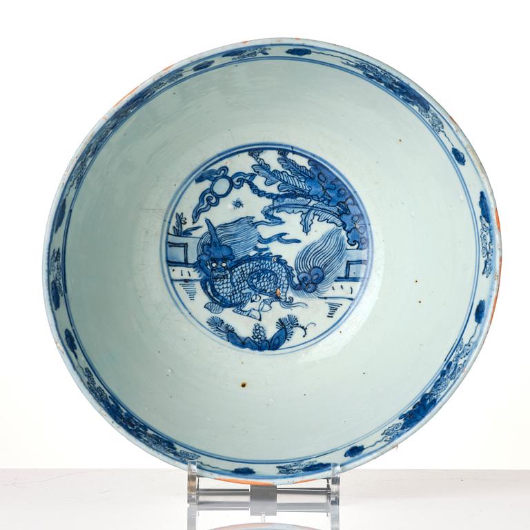 A large blue and white bowl, Ming dynasty, Wanli (1572-1620).