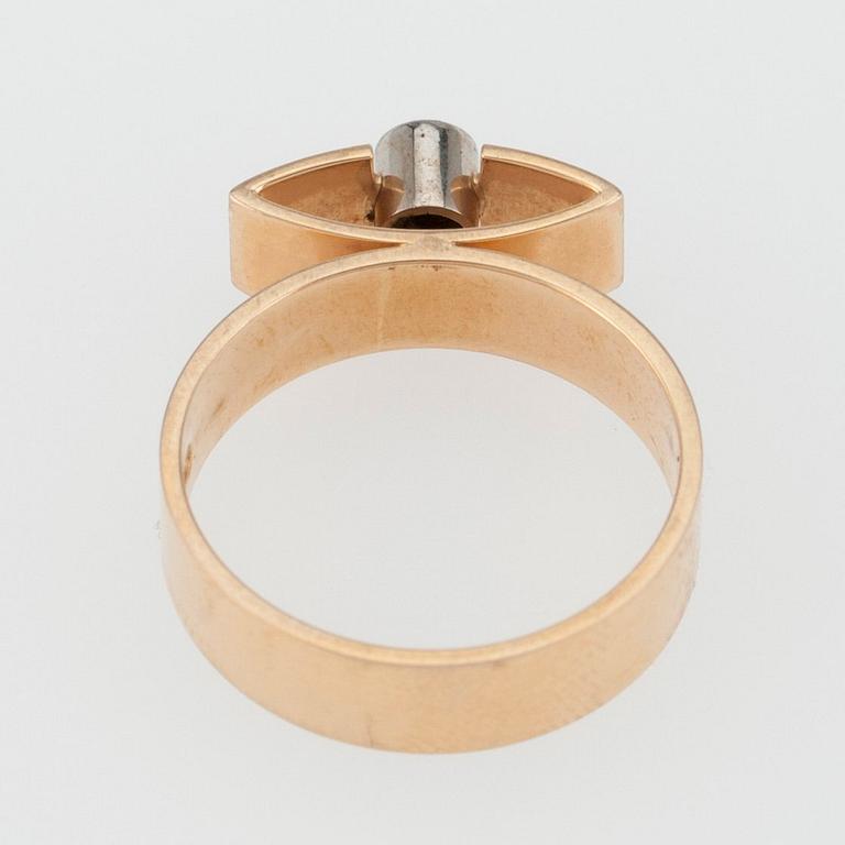 Elis Kauppi, A RING, 14K gold, diamond 0,10 ct, Kupittaan Kulta 1963. Weight 4,9 g.