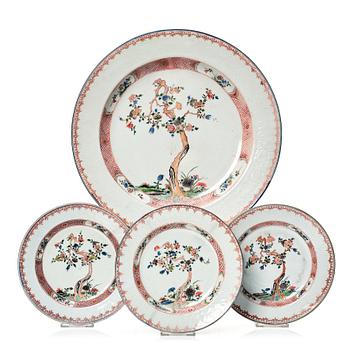 619. A large famille verte dish and tree plates, Qing dynasty, Kangxi (1662-1722).