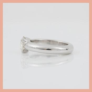 RING med hjärtslipad diamant 0.85 ct. Kvalitet ca F/VS2 enligt certifikat från DPL.