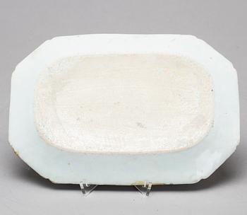 A Chinese export porcelain blue and white dish, Qing dynasty, Qianlong (1736-95).