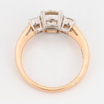 Brilliant-cut diamond three stone ring. GIA-report.