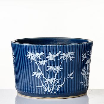 A large slip decorated flower pot, Qing dynasty, 19th Century.