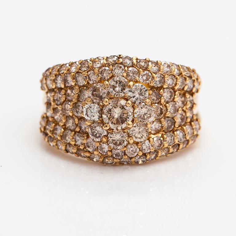 An 18K gold ring with diamonds ca. 3.00 ct in total according to certificate. AIG-certificate.