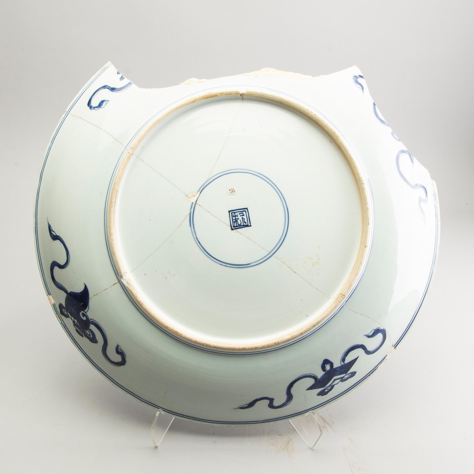 A large blue and white charger, Qing dynasty, Kangxi (1662-1722). "Study-piece".