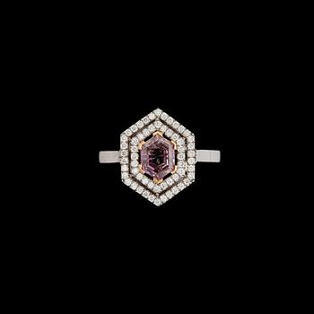 RING med Fancy Deep Brownish Purple Pink diamant 0.86 ct omgärdad av färglösa diamanter totalt ca 0.30 ct.