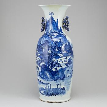 A blue and white floor vase, Qing dynasty, 19th century.