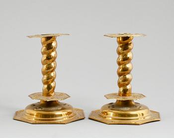 LJUSSTAKAR, 1 par, mässing, barock, 1700-/1800-tal.