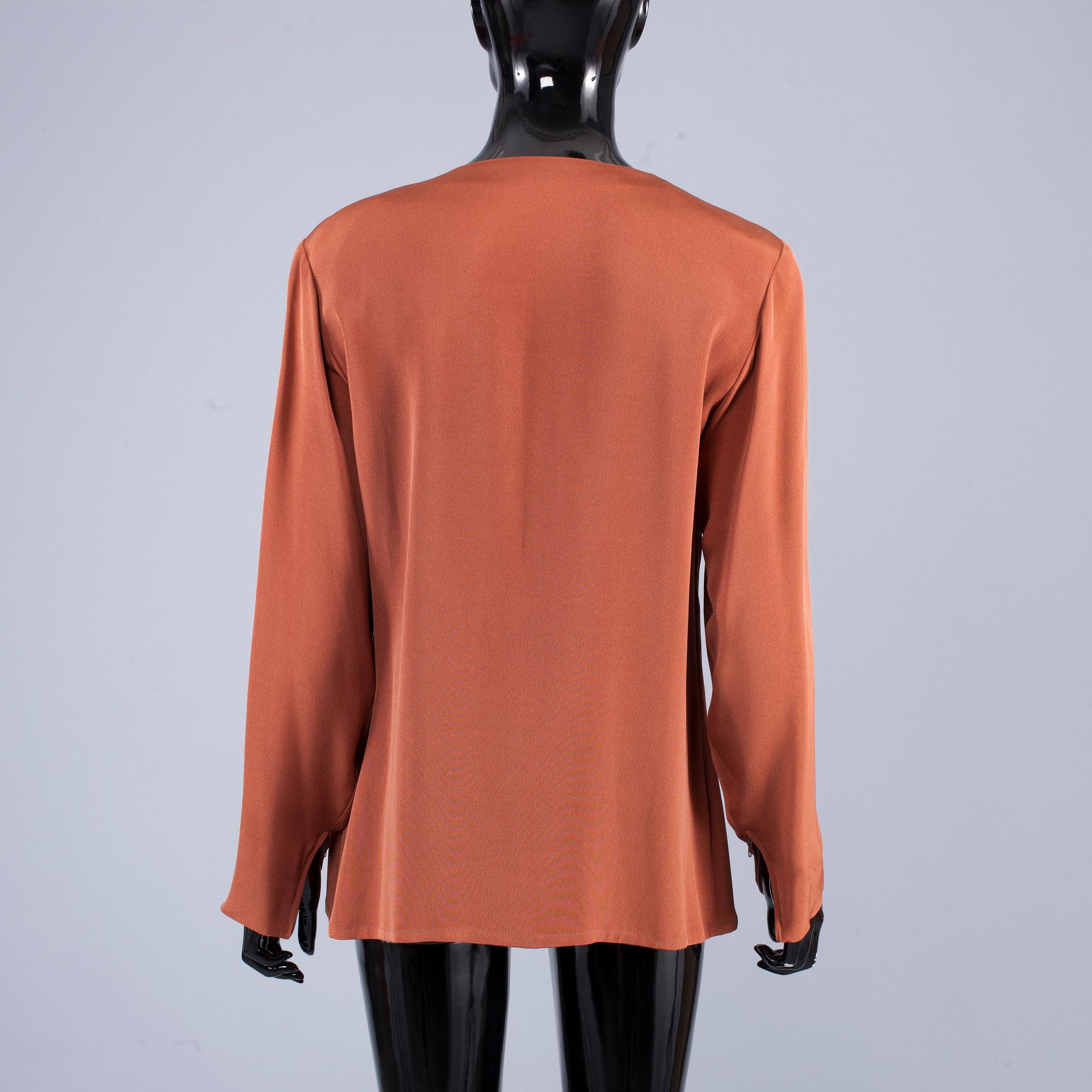 BLUS, Yves Saint Laurent.