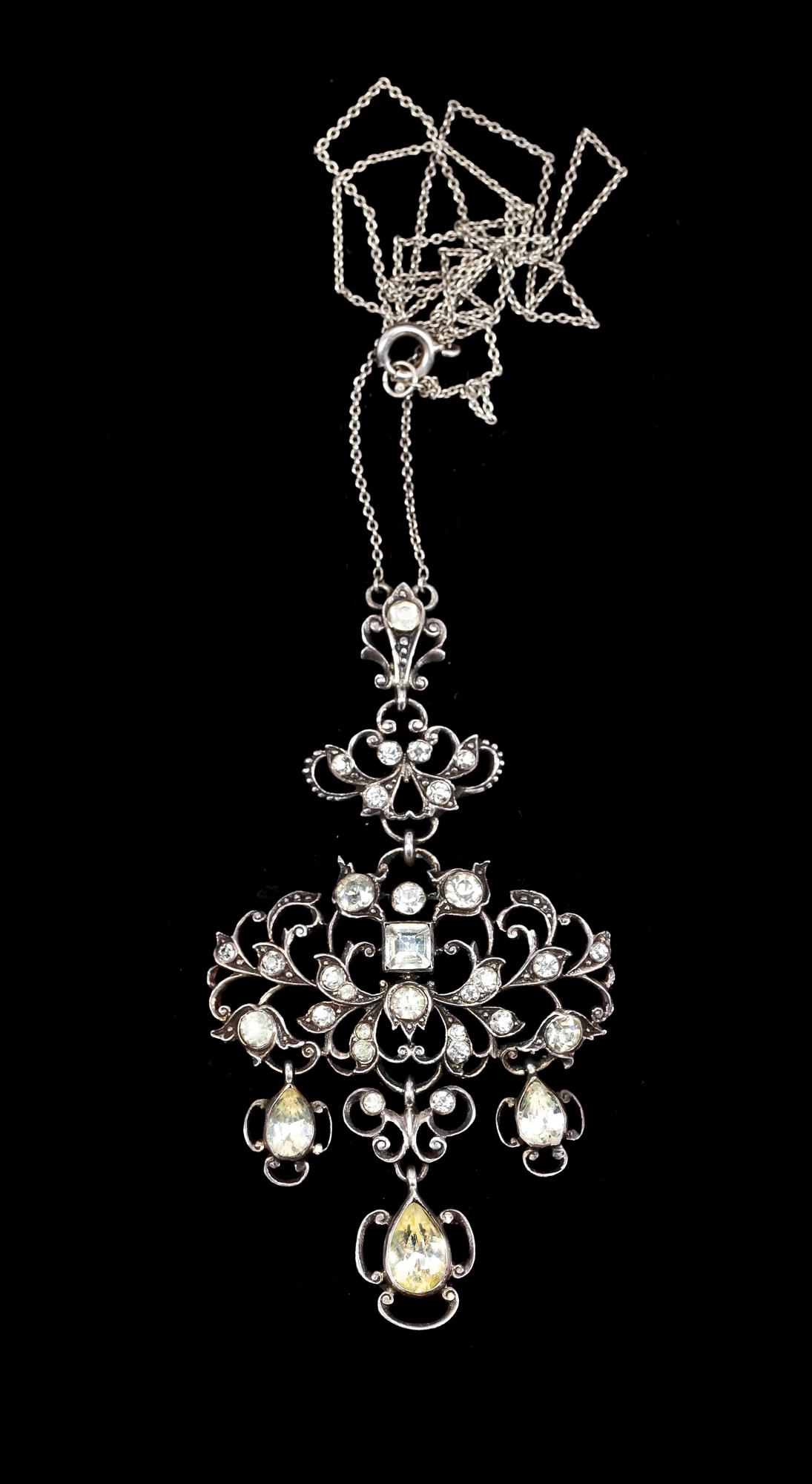 COLLIER, silver och paste, 1900-talets första hälft.