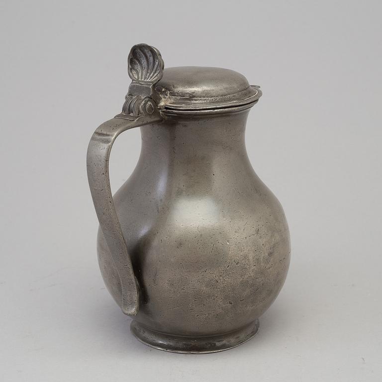 A PEWTER WINE JUG, 17th/18th century.