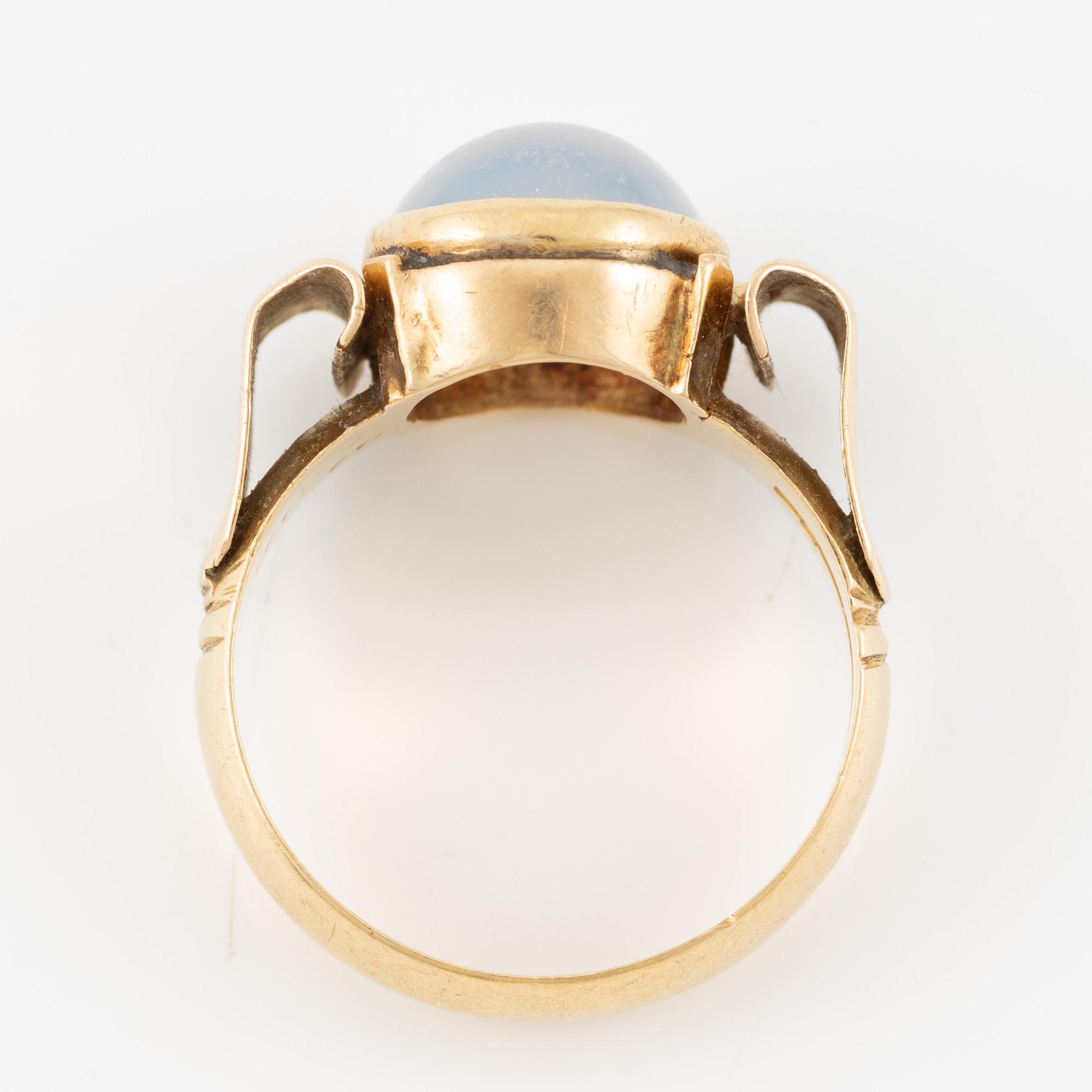 Ring in 18K gold set with a cabochon-cut moonstone.