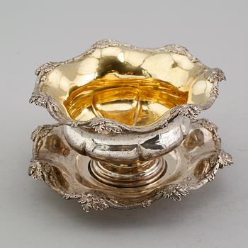 SÅSSKÅL MED FAT, silver, otydliga mästarstämplar, 1866. Vikt ca 394 gram.