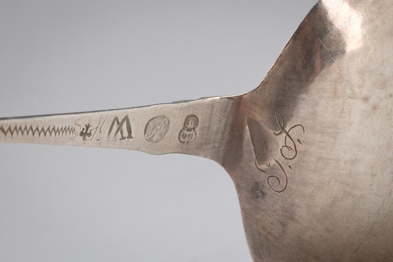 BRÄNNVINSSKED, silver, Casimir Fredrich Medit (1712-1723). Karlskrona. Vikt ca 36 g.