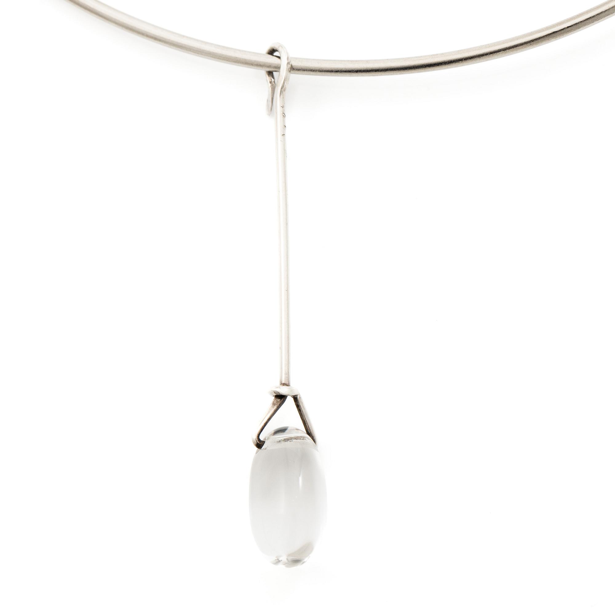 Vivianna Torun Bülow-Hübe, hänge silver med bergkristall, för Georg Jensen.