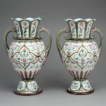 VASER, ett par, majolika, Rörstrand, 1800-talets slut.