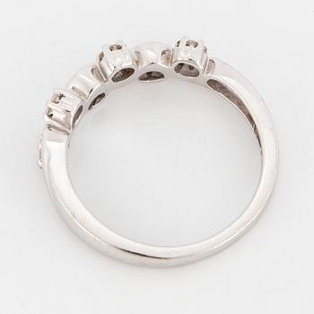 ALLIANSRING, vitguld med små briljanter i en blomsterslinga, ca 0.20 ct.