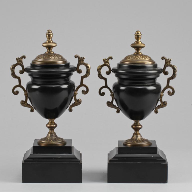 PRYDNADSURNOR, ett par. Omkring sekelskiftet 1900.