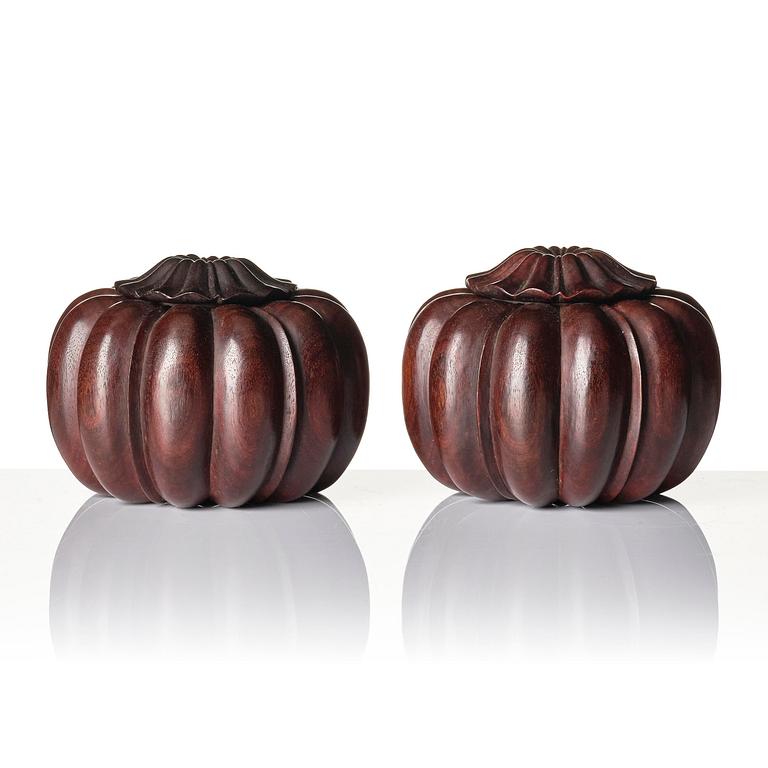 Weiqiaskar med lock, ett par, hardwood. Kina, troligen Republik.