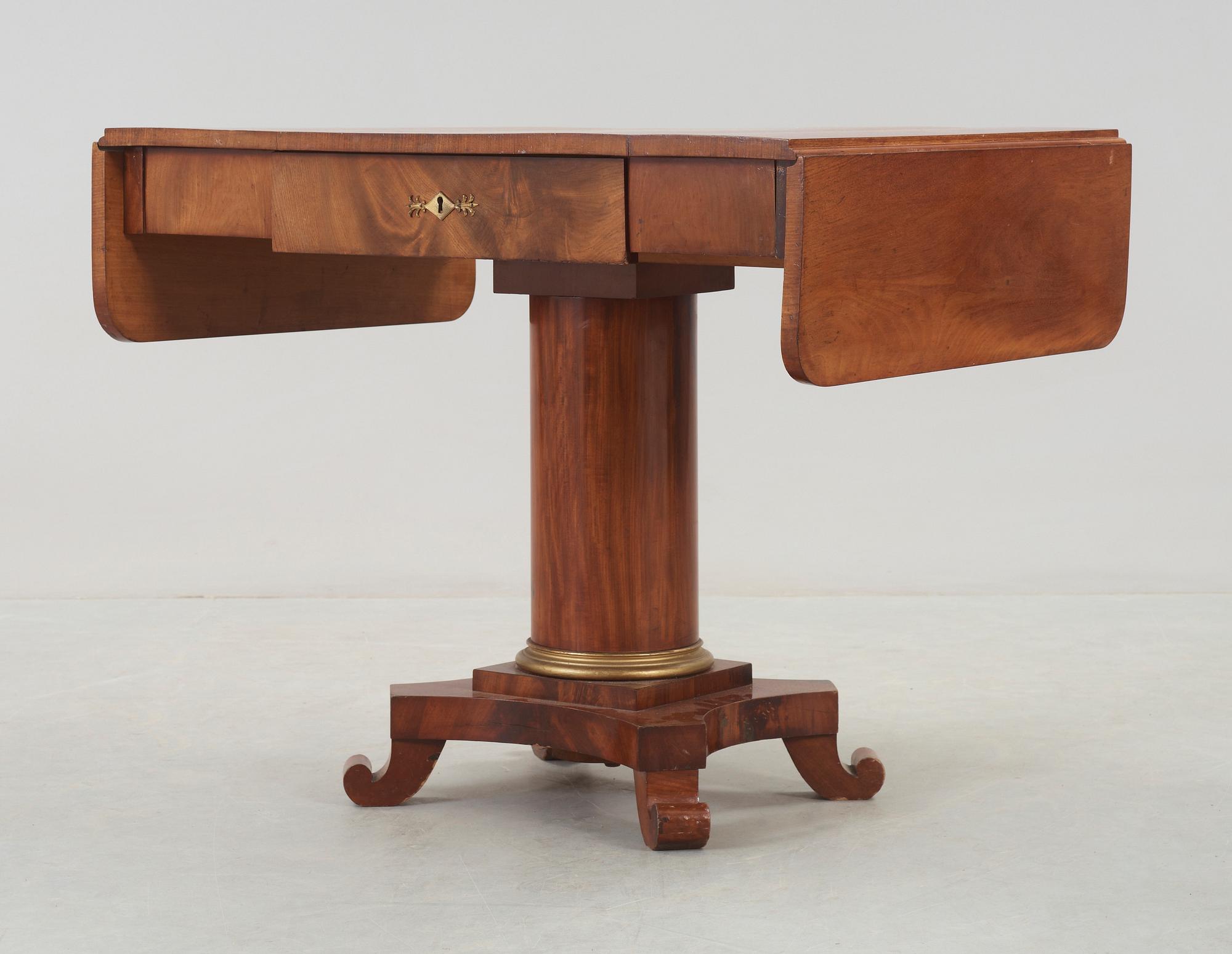 KLAFFBORD, empire, 1800-talets första hälft.