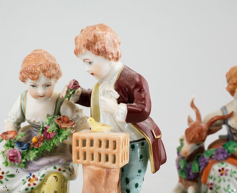 A pair of procelain figurines from Sächsische Porzellan Manufaktur in Dresden, first half of the 20th century.