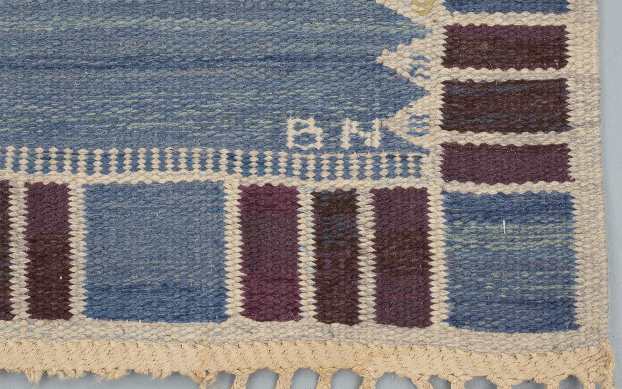 CARPET. "Salerno blå med enkel bård". Flat weave (Rölakan). 272 x 202,5 cm. Signed AB MMF BN.
